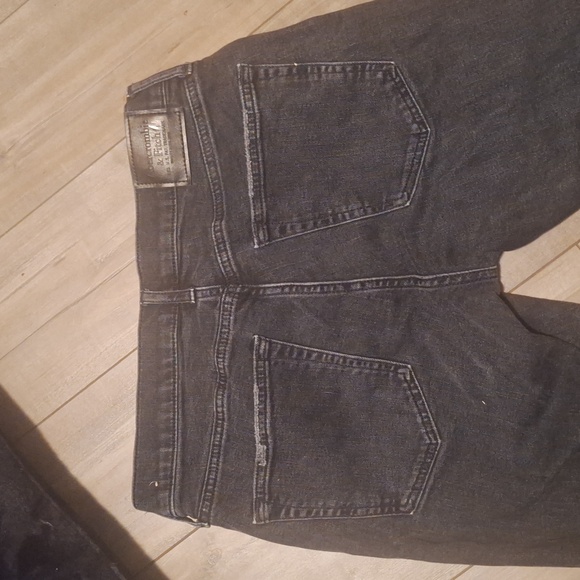 Abercrombie & Fitch - Picture 6 of 7